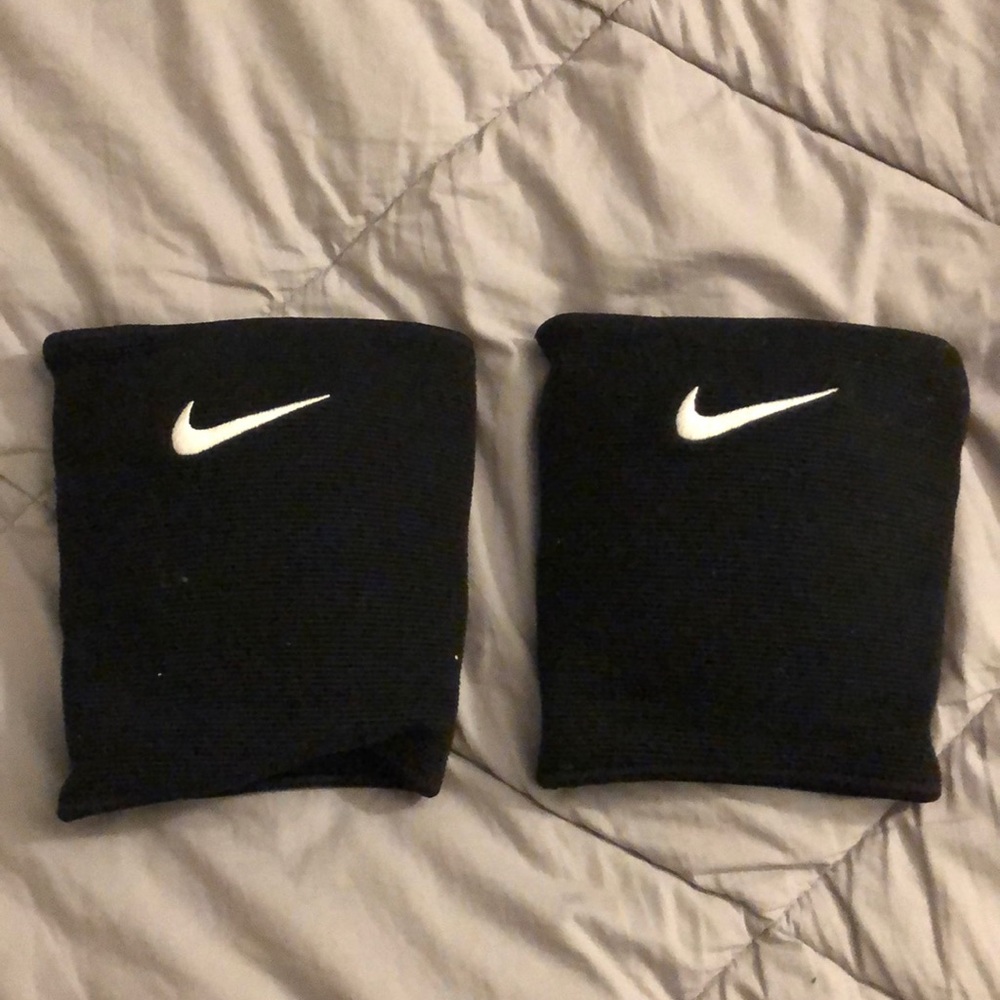 BLACK NIKE VOLLEYBALL KNEE PADS